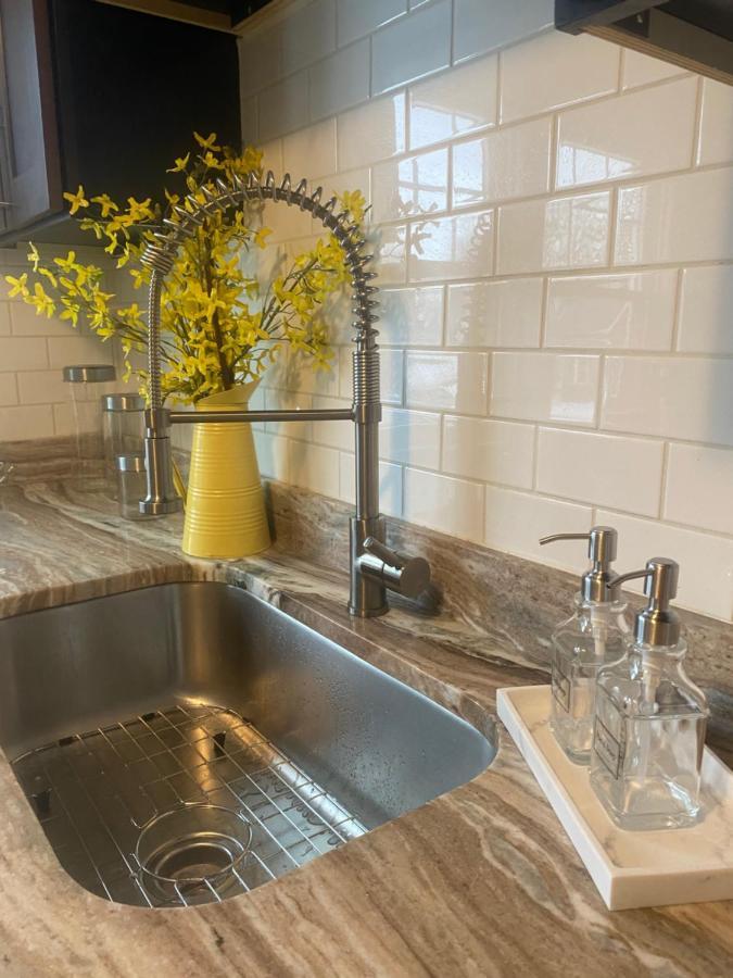 Cozy, 1St Floor Apartment 2Bdrms Plus Semi Private Room With Futon Pets With Fee Family Friendly Close To Everything Cleveland Extérieur photo