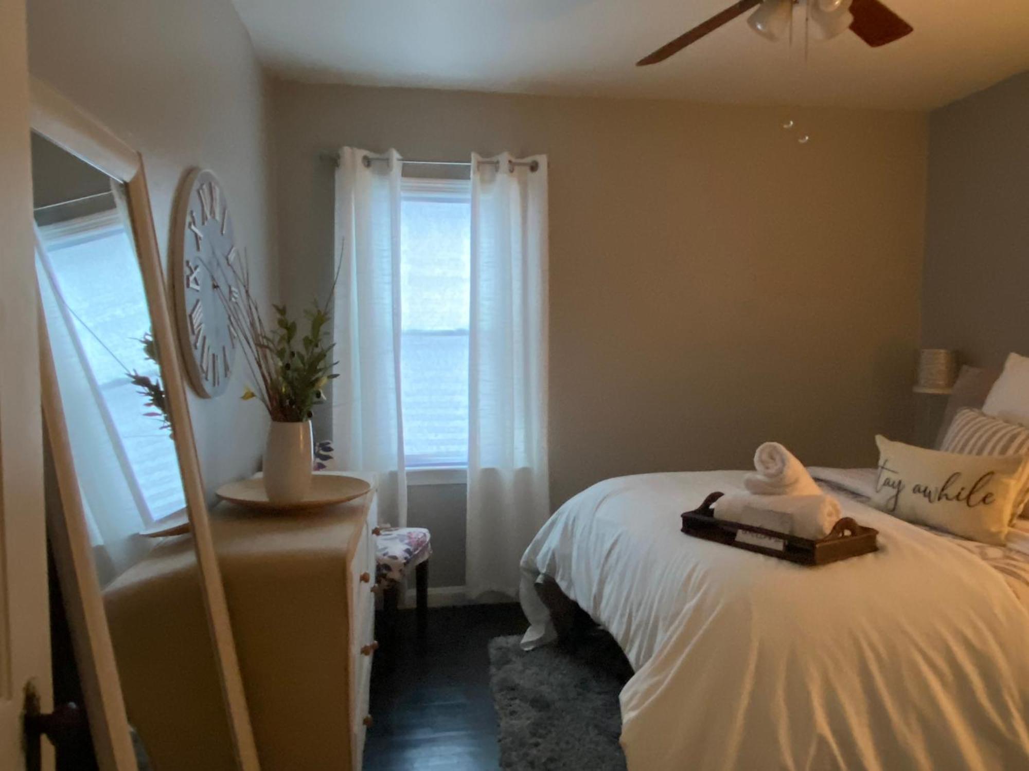 Cozy, 1St Floor Apartment 2Bdrms Plus Semi Private Room With Futon Pets With Fee Family Friendly Close To Everything Cleveland Extérieur photo